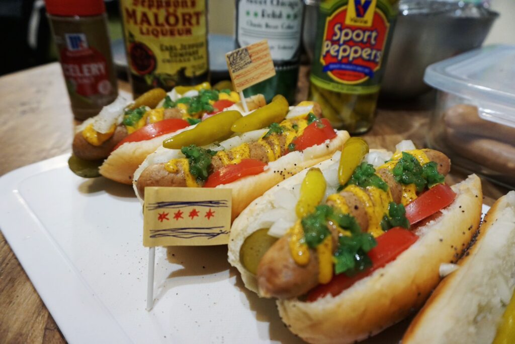 100%ビーフのシカゴスタイルホットドッグ